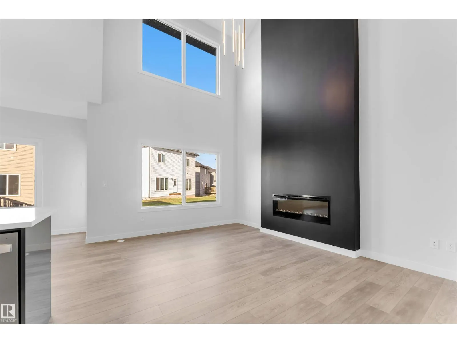 1524 11 AV NW