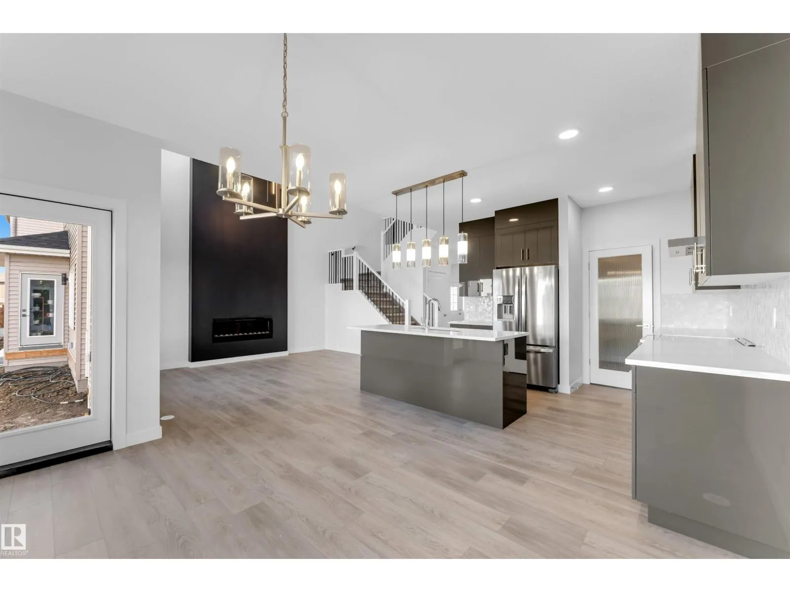 1524 11 AV NW