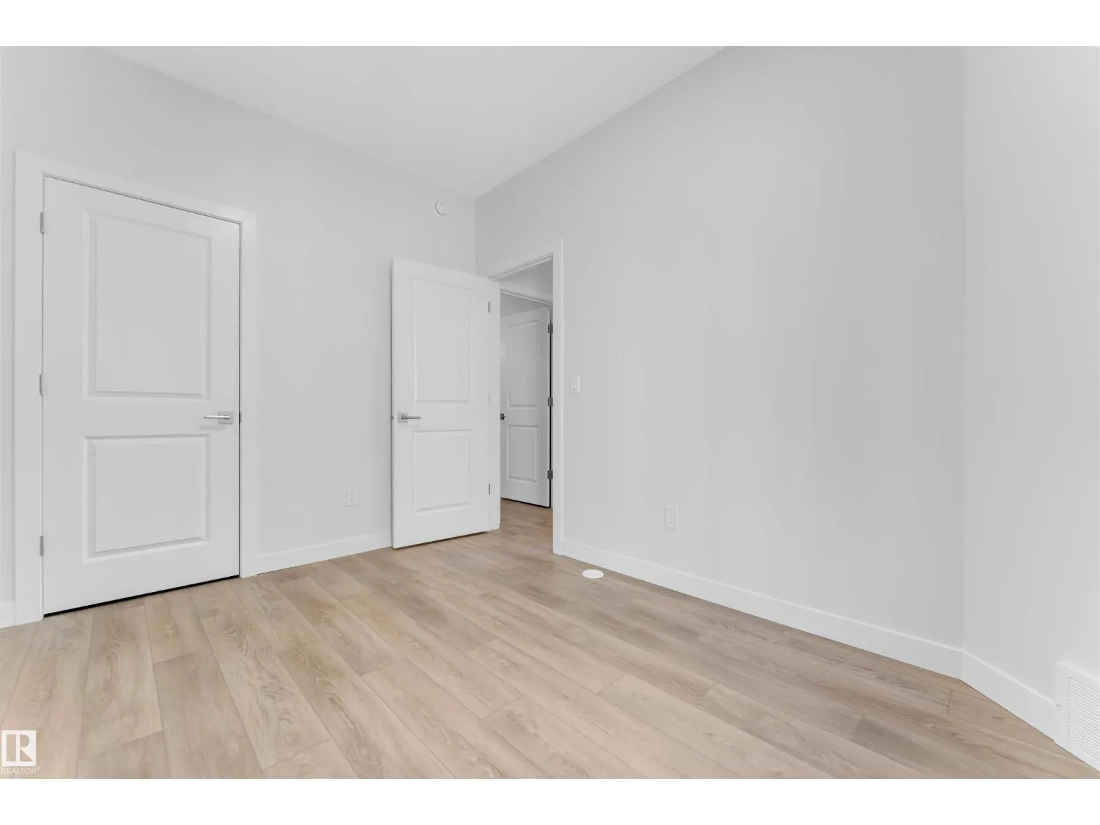 1524 11 AV NW