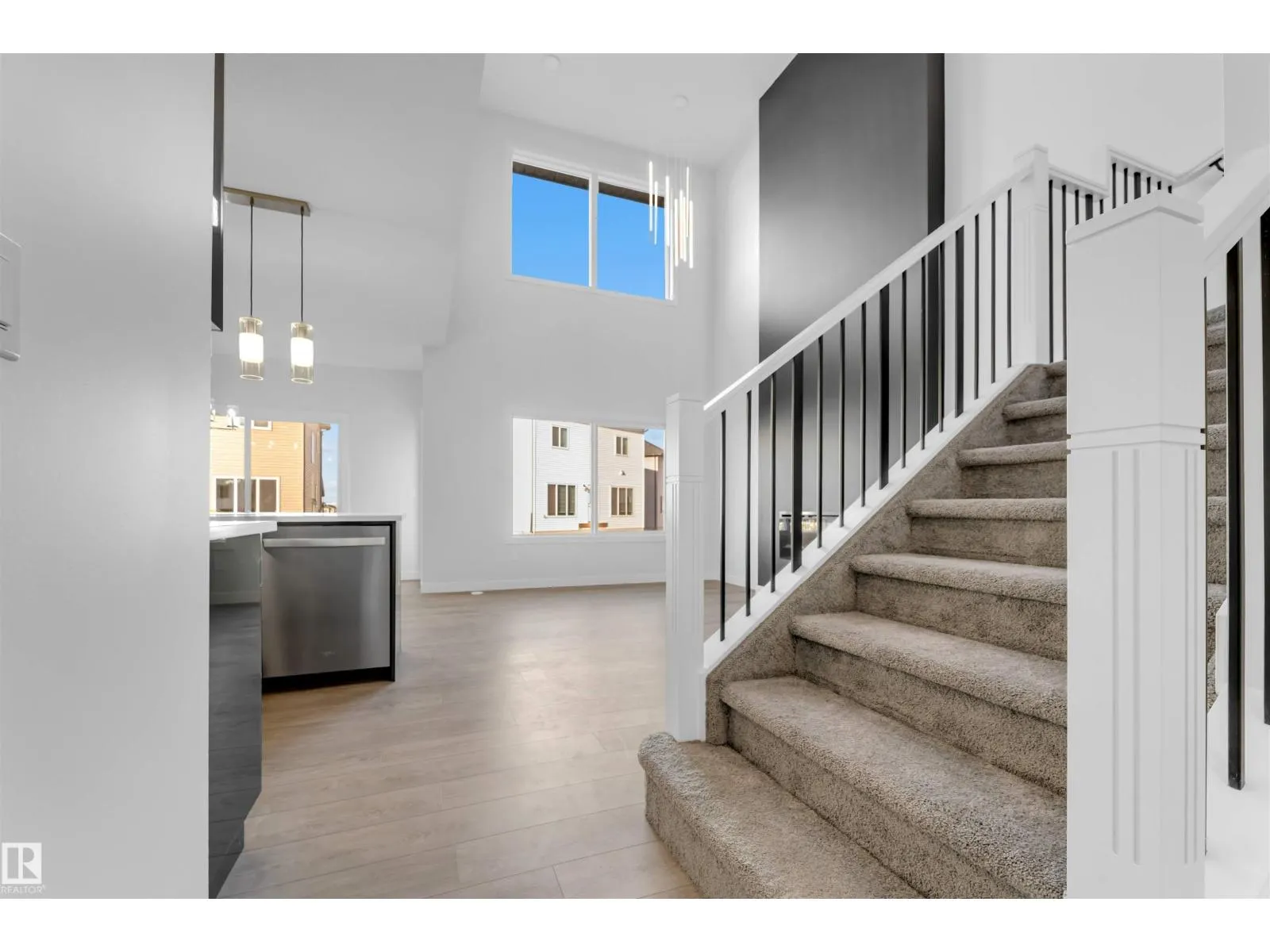 1524 11 AV NW
