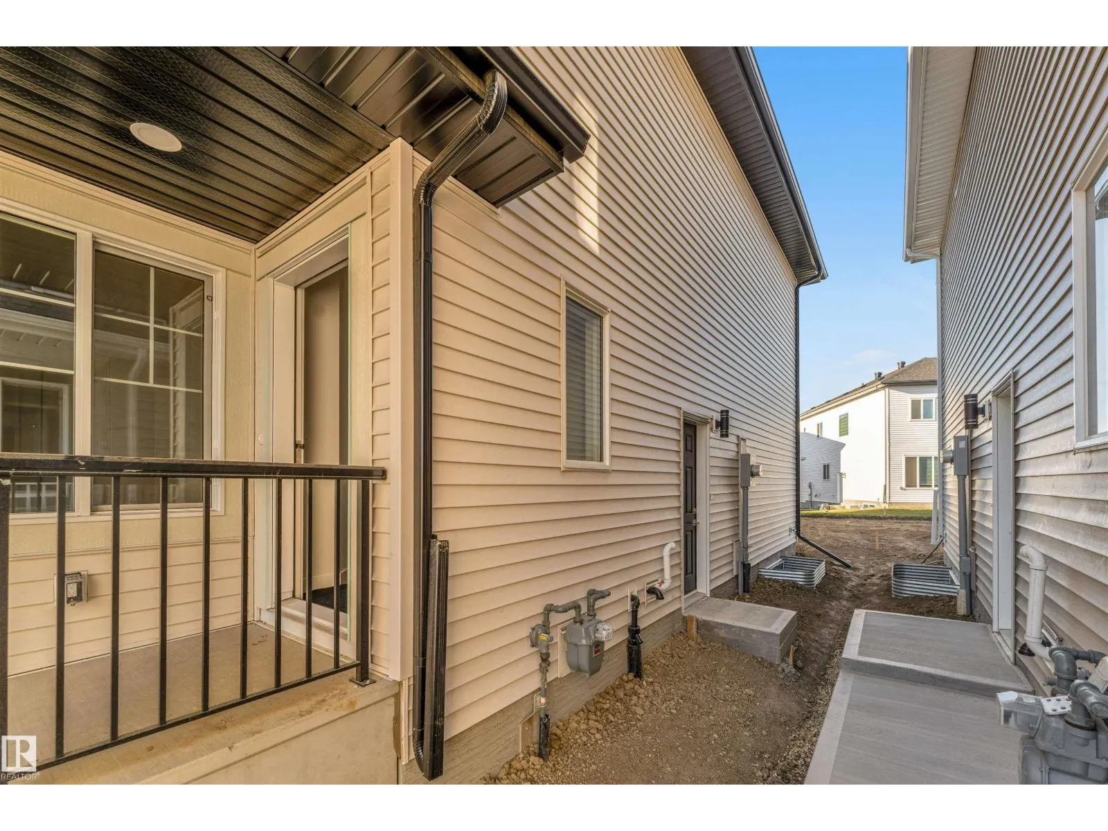 1524 11 AV NW