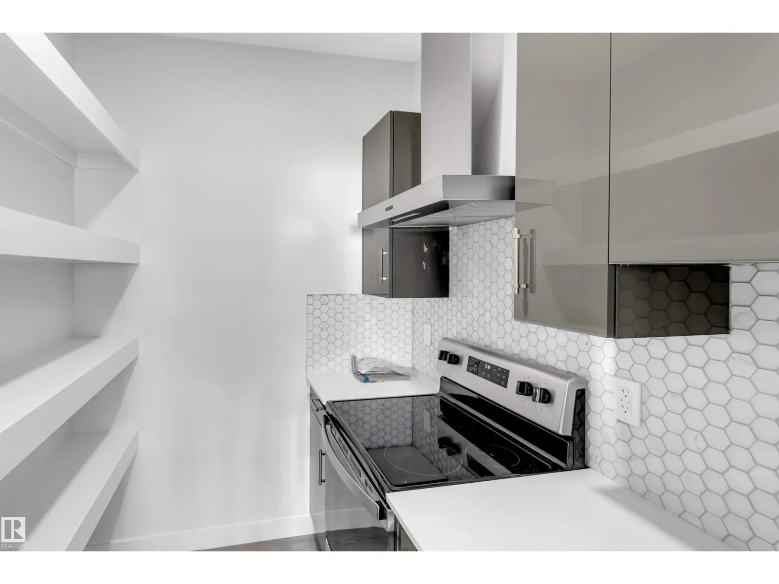 1524 11 AV NW