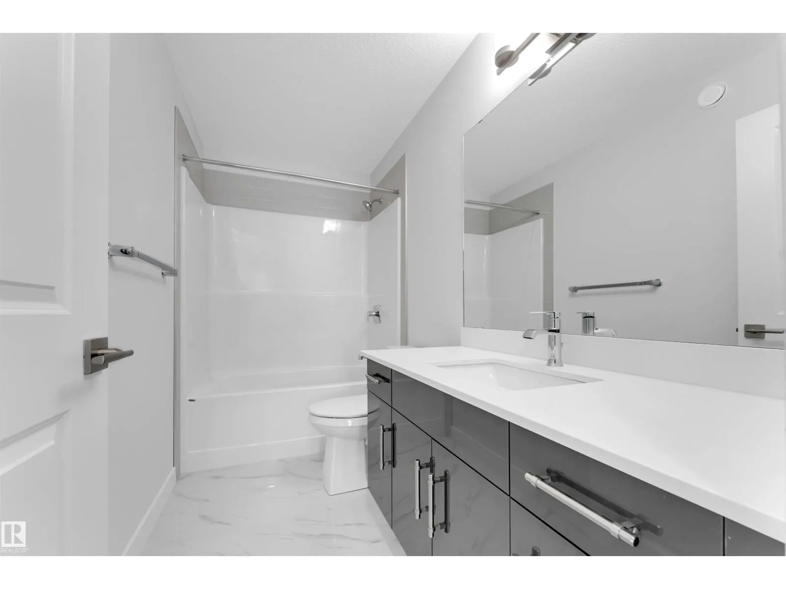 1524 11 AV NW