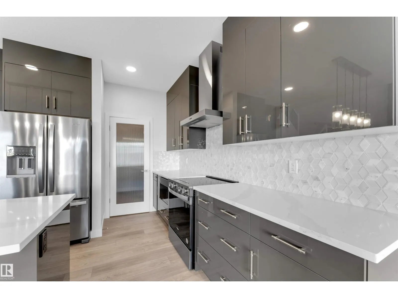 1524 11 AV NW