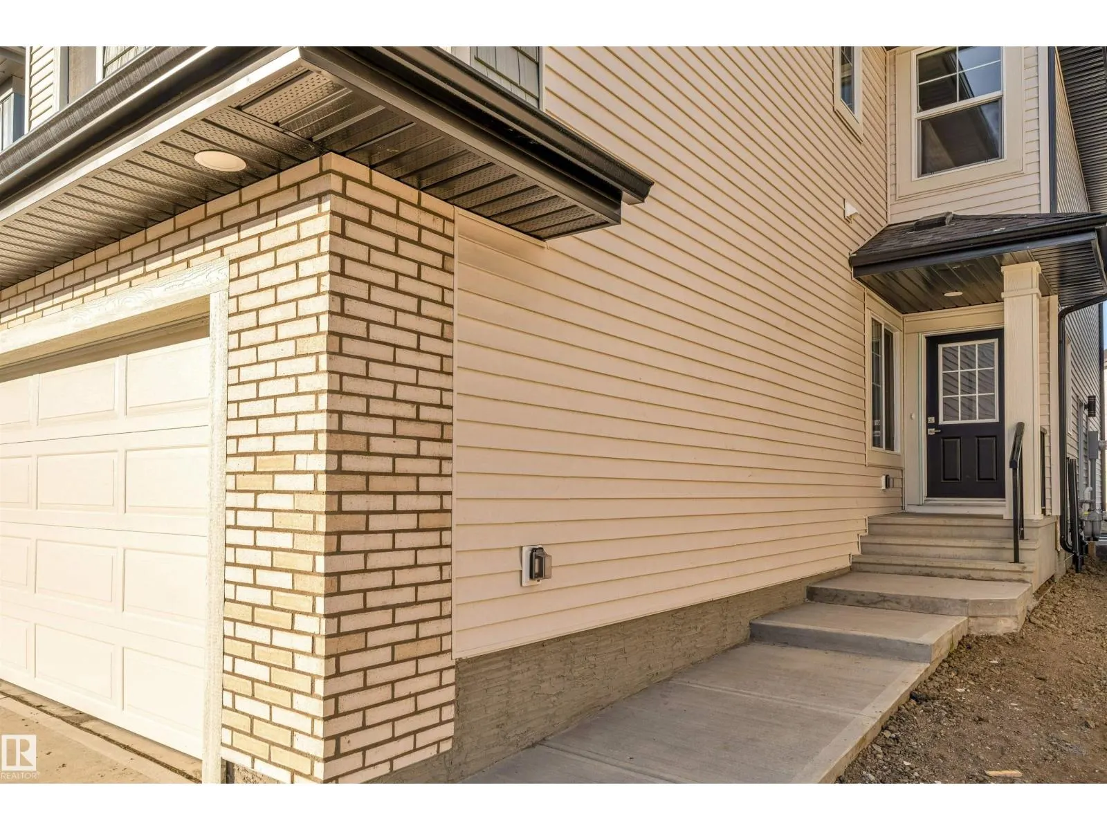 1524 11 AV NW