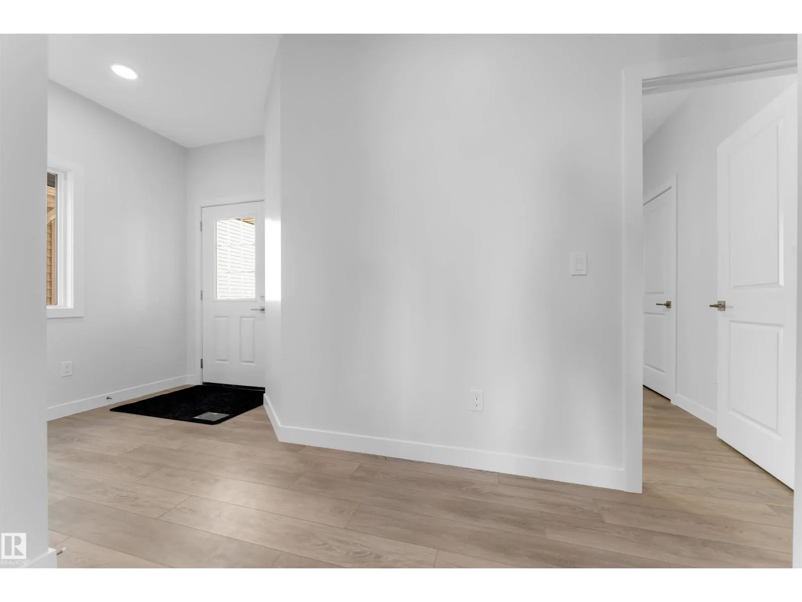 1524 11 AV NW