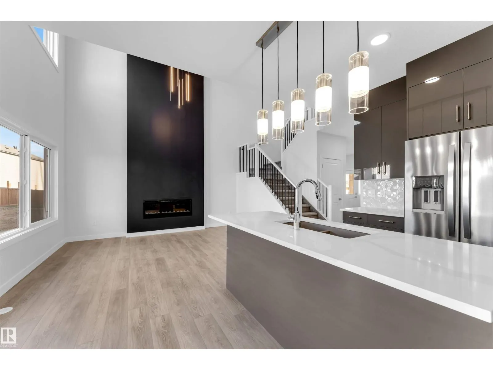1524 11 AV NW