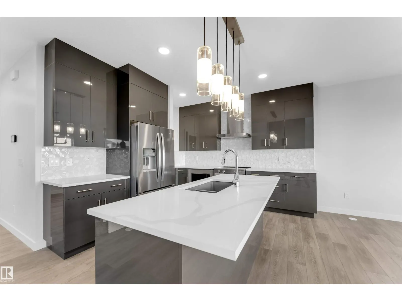 1524 11 AV NW