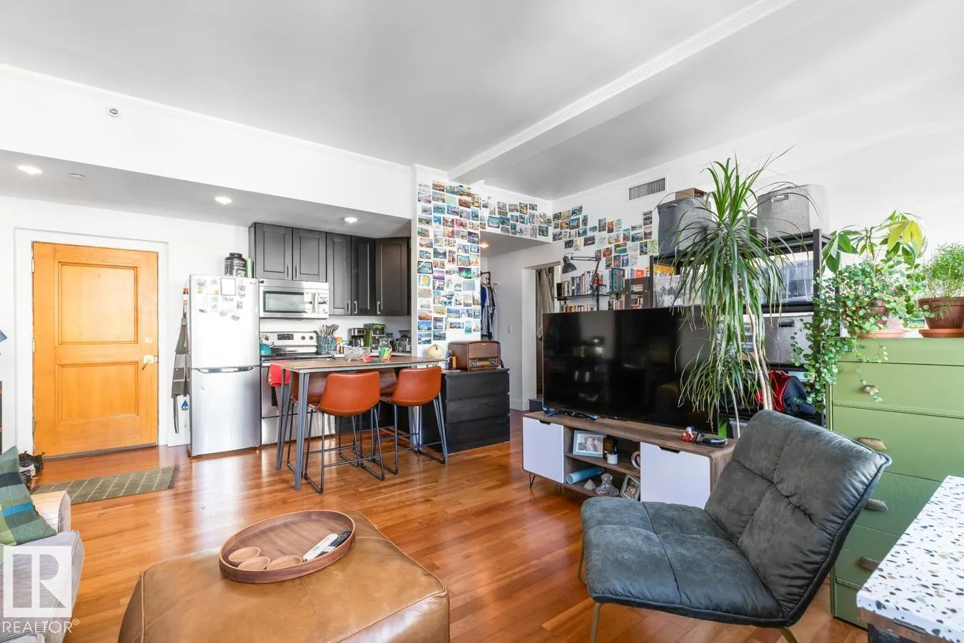 #909 10134 100 ST NW