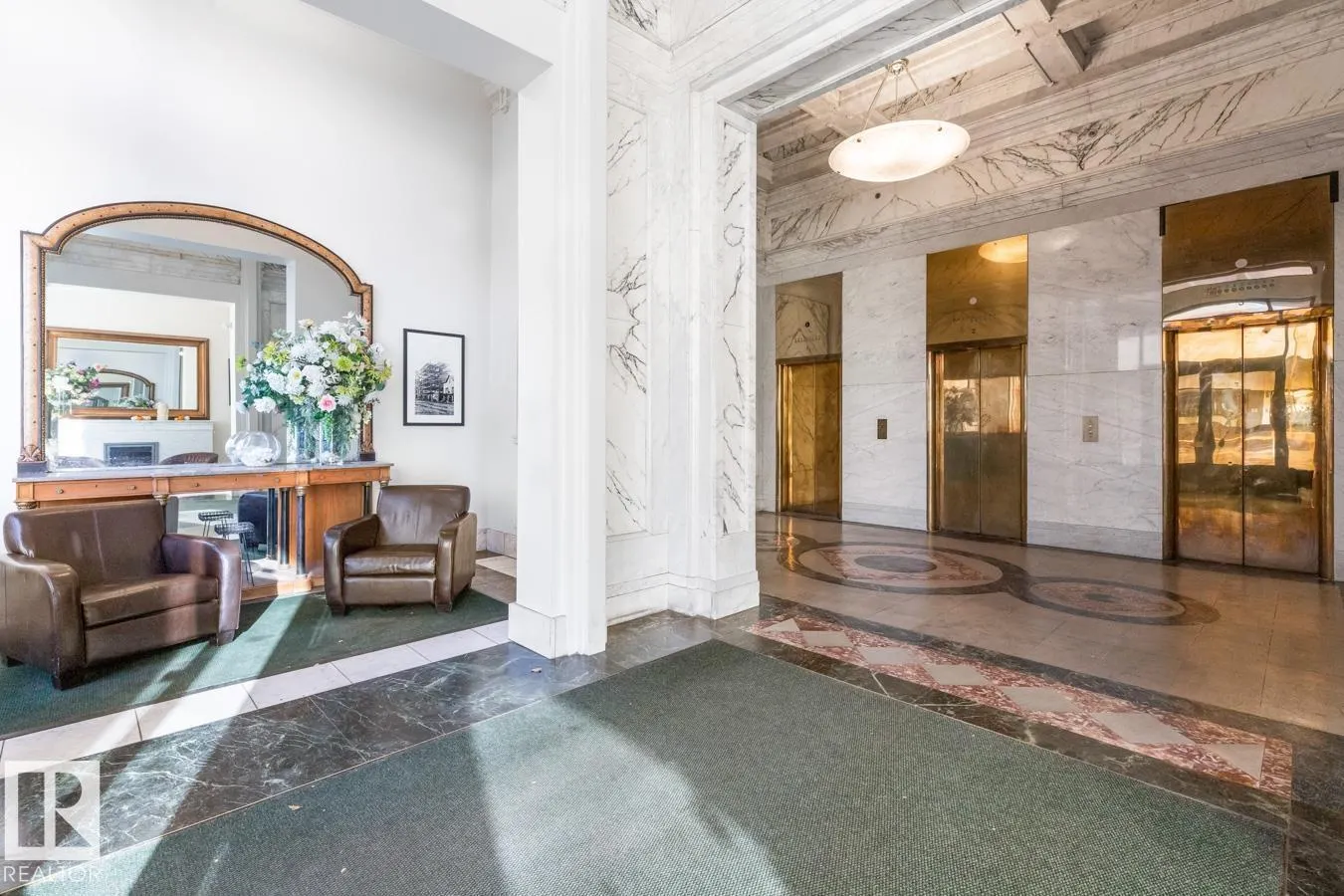 #909 10134 100 ST NW