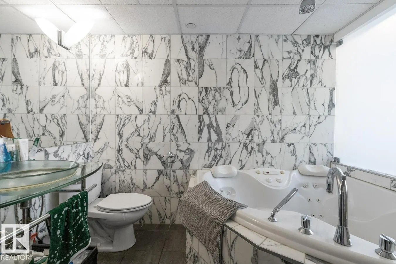 #909 10134 100 ST NW
