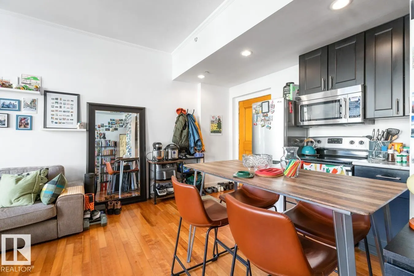 #909 10134 100 ST NW