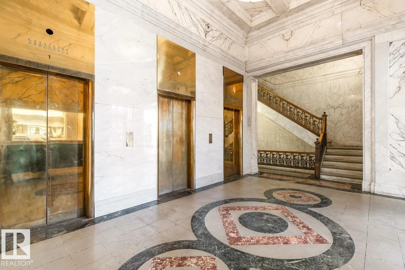 #909 10134 100 ST NW