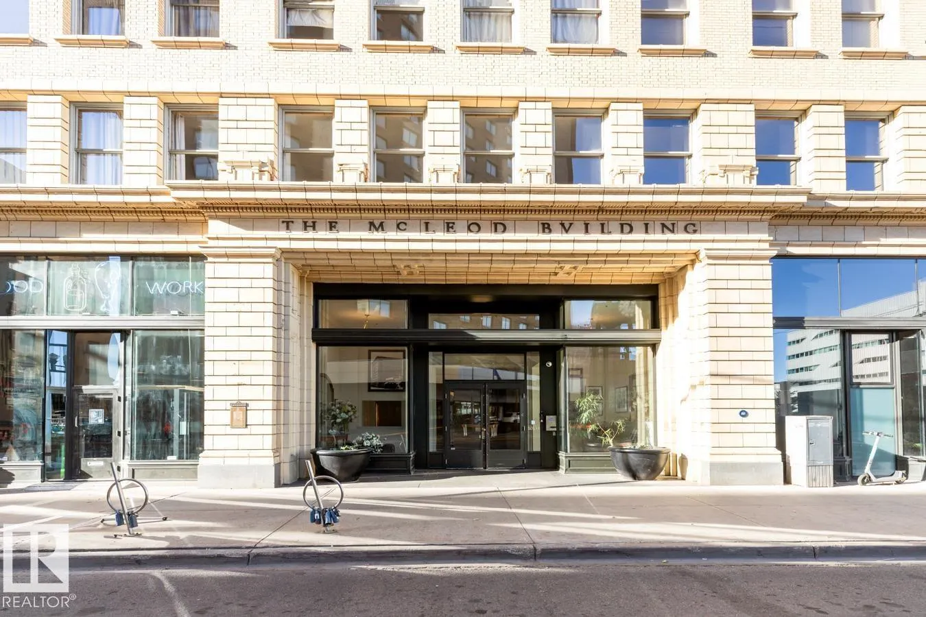 #909 10134 100 ST NW