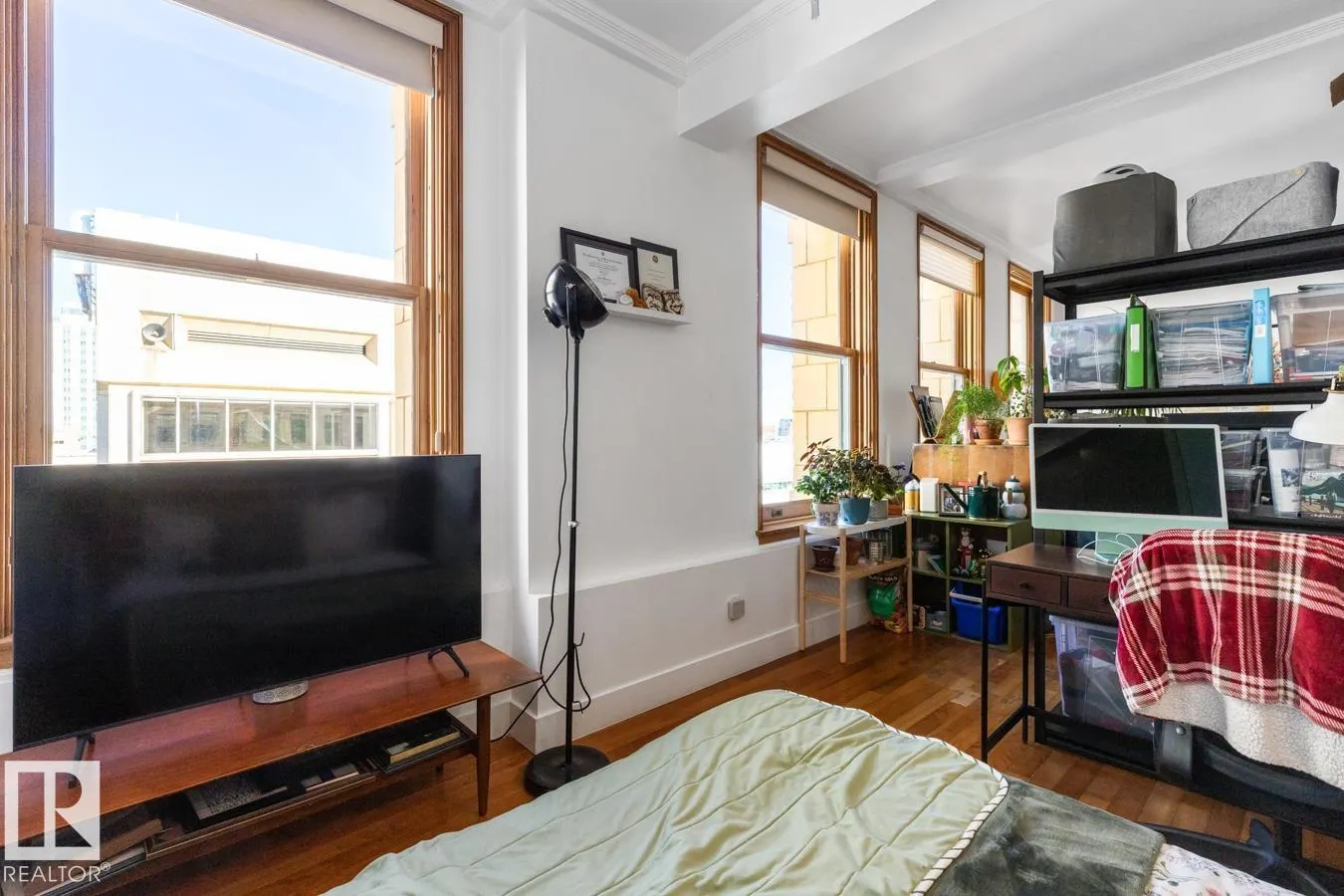 #909 10134 100 ST NW