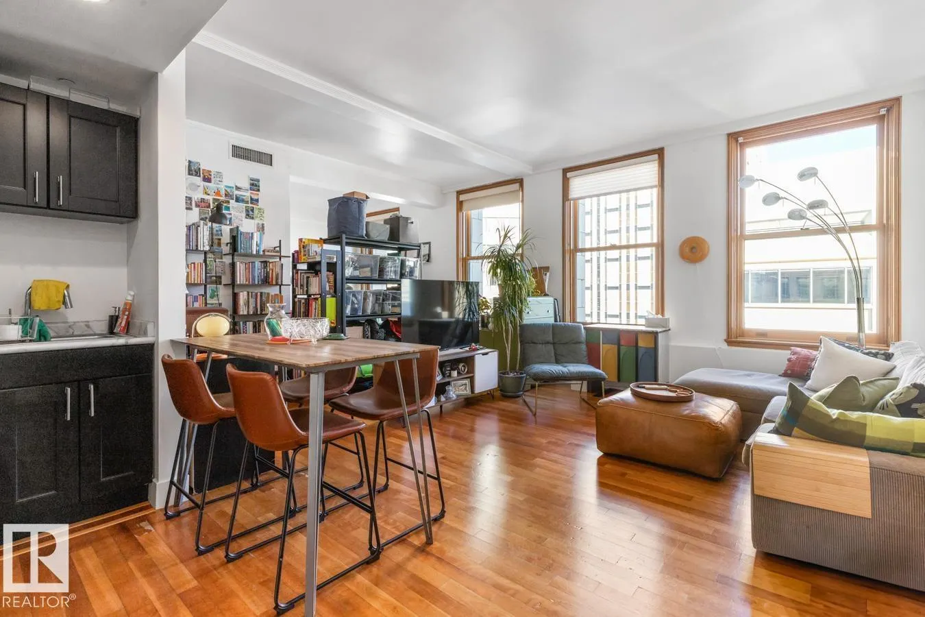 #909 10134 100 ST NW