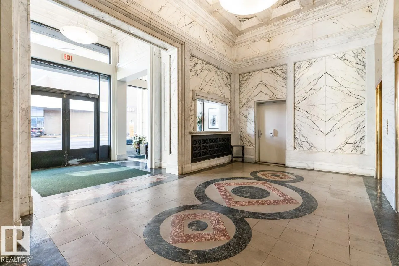 #909 10134 100 ST NW
