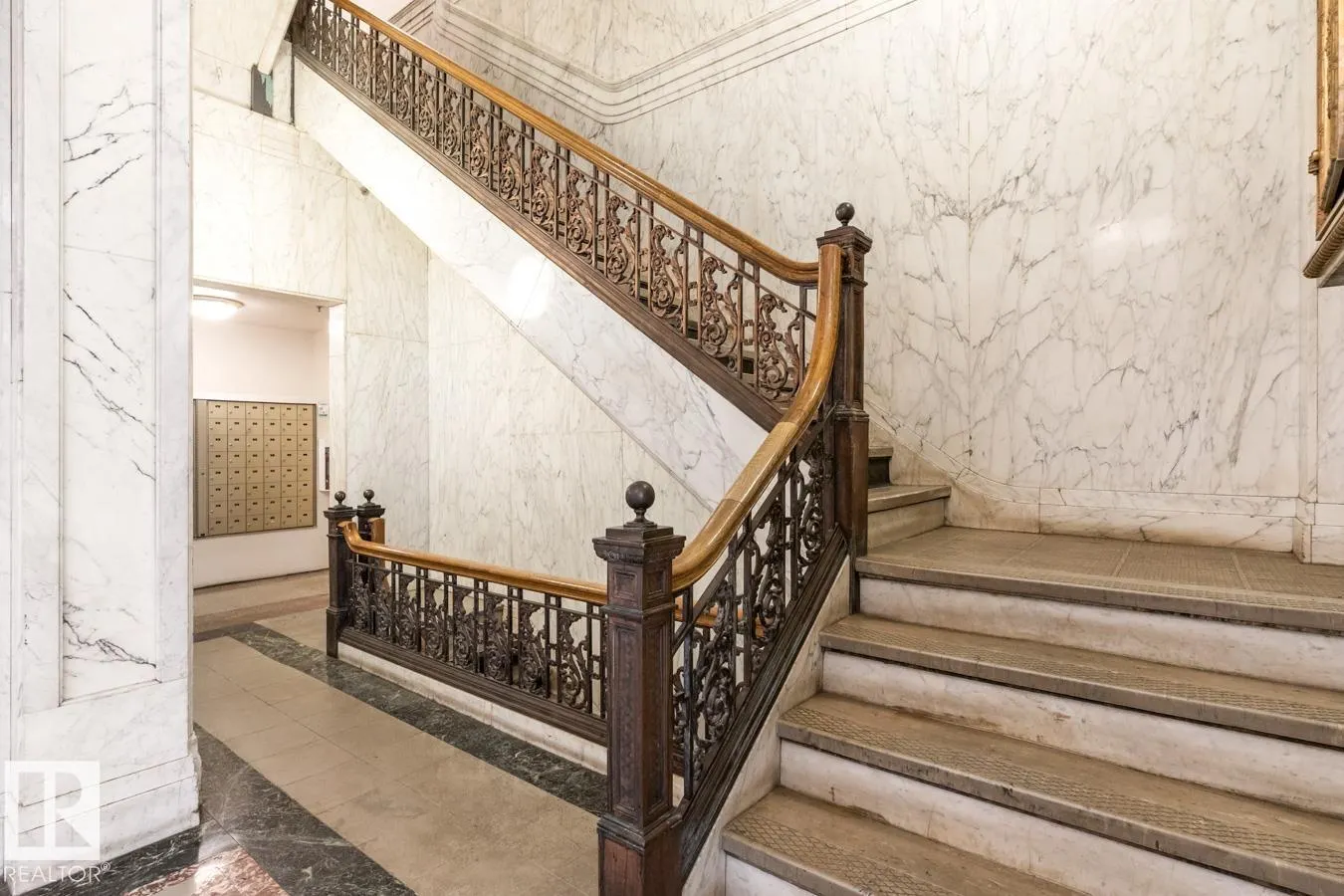 #909 10134 100 ST NW