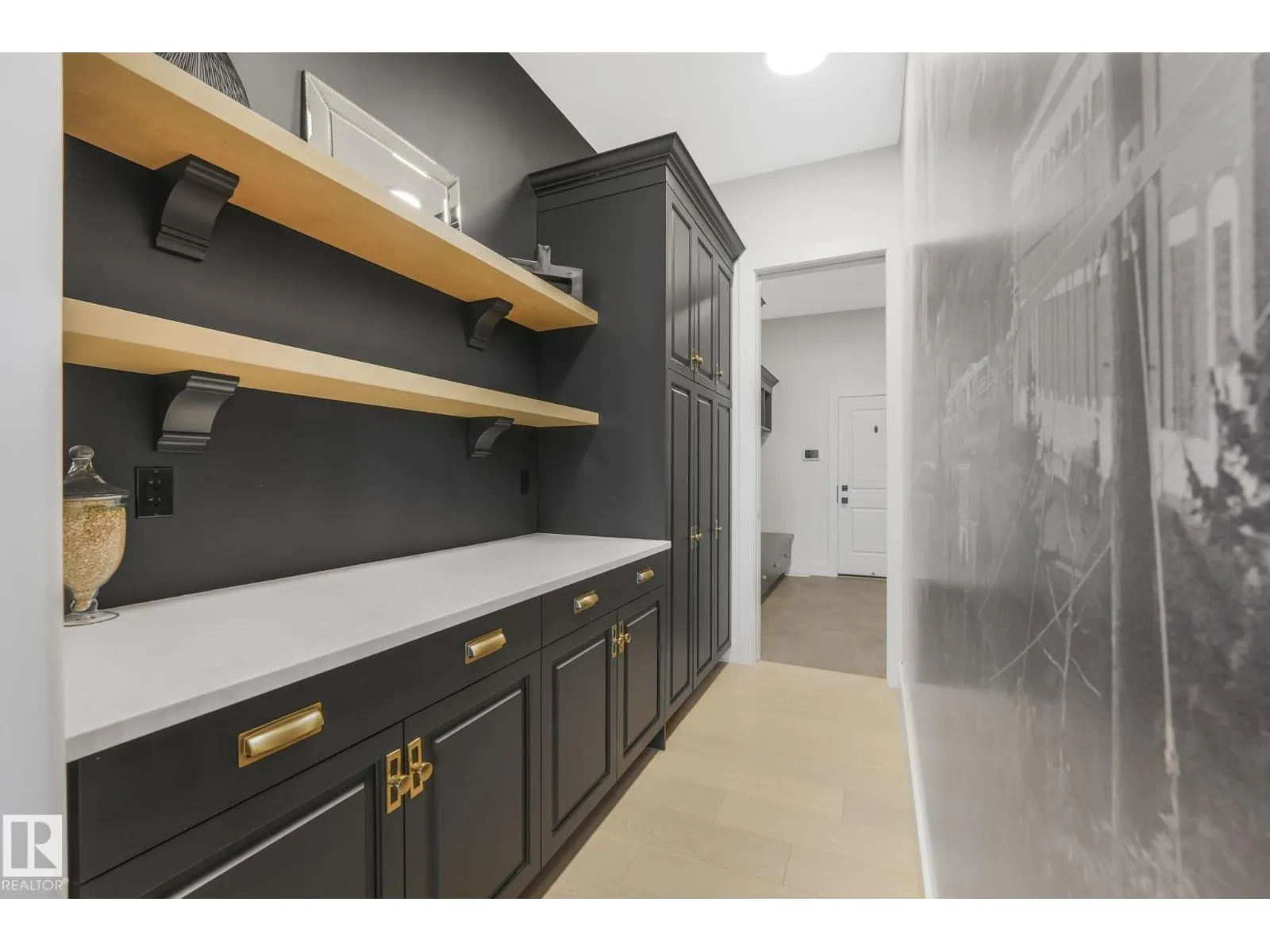 1493 howes crescent CR SW SW