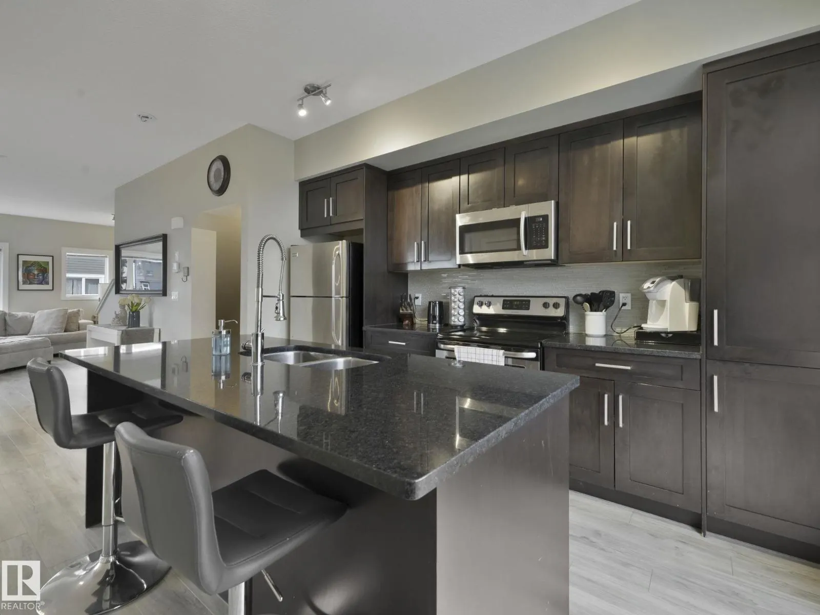 #124 2560 PEGASUS BV NW