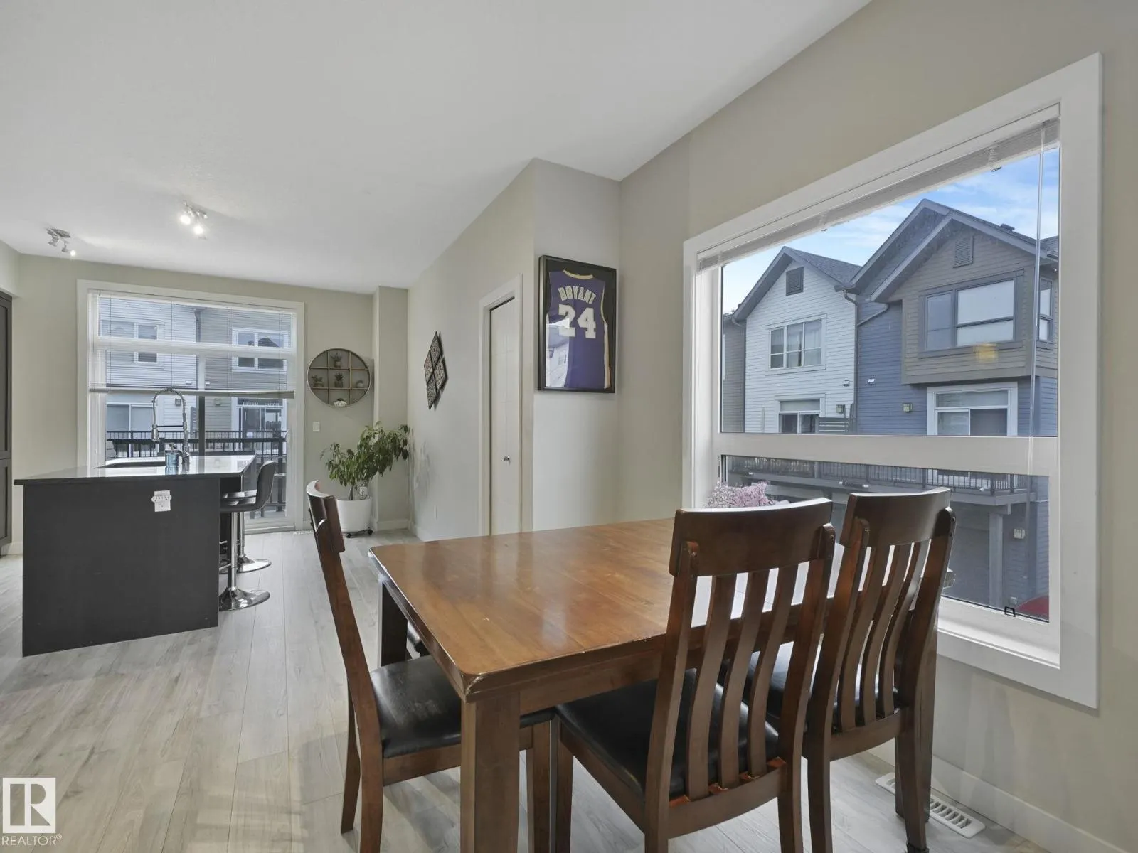 #124 2560 PEGASUS BV NW