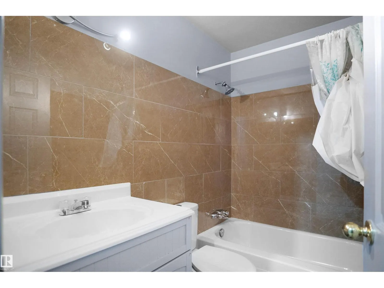 887 ABBOTTSFIELD RD NW