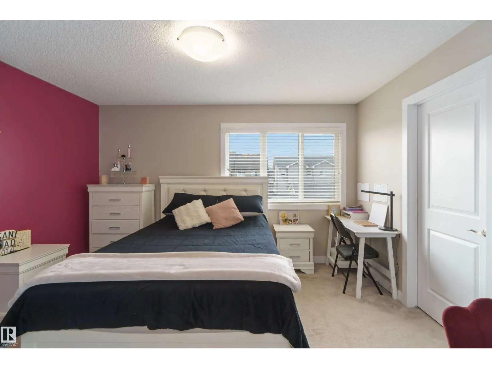 392 CHARLESWORTH DR SW