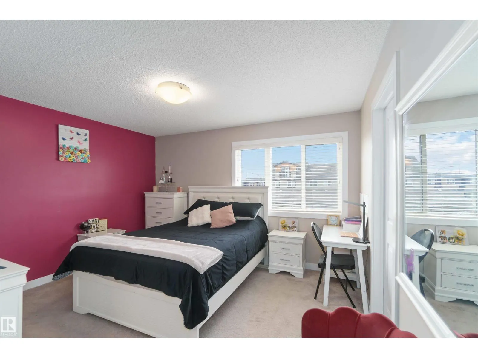 392 CHARLESWORTH DR SW