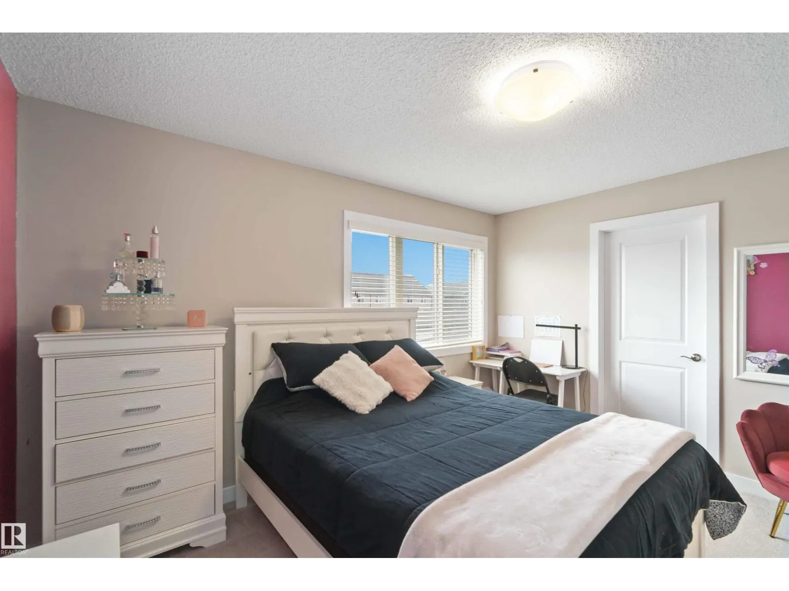 392 CHARLESWORTH DR SW