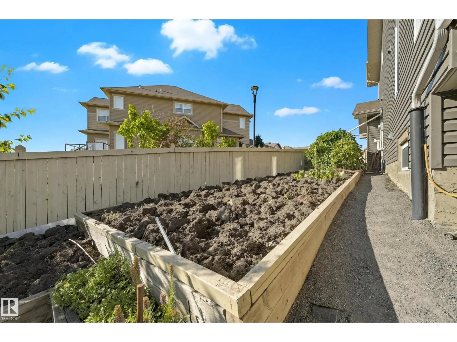 1590 Chapman WY SW SW