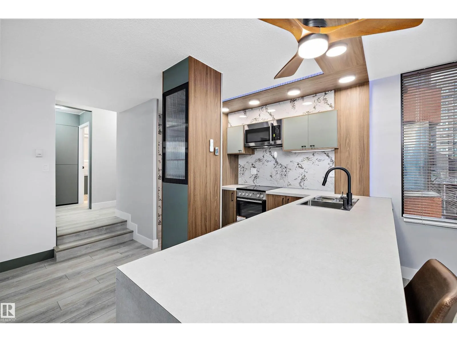 #401 10160 114 ST NW