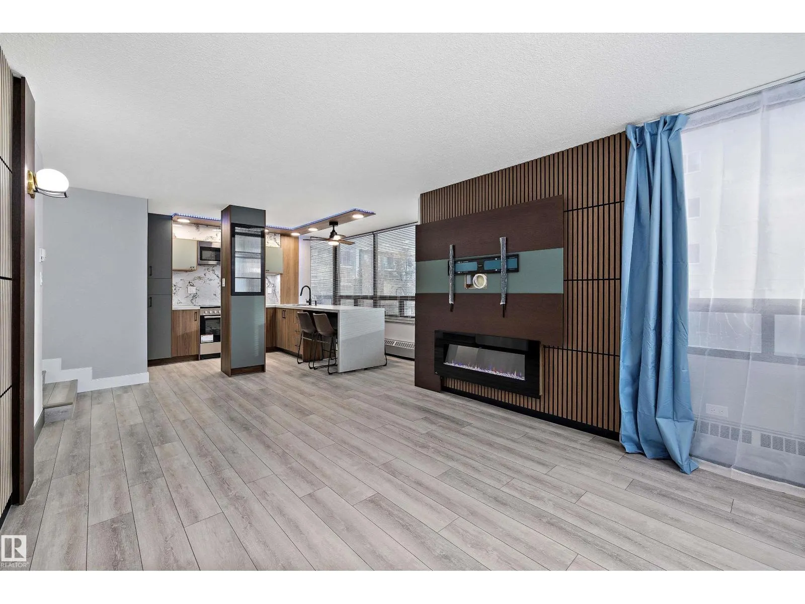 #401 10160 114 ST NW