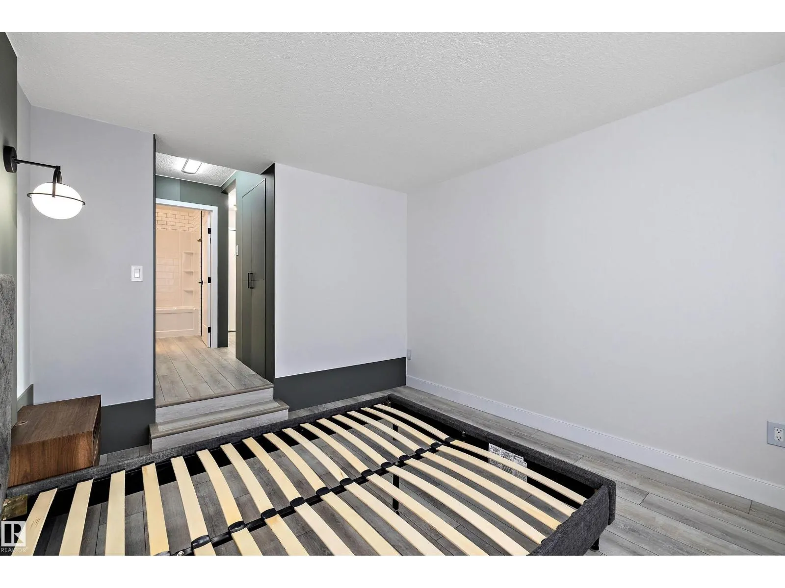 #401 10160 114 ST NW