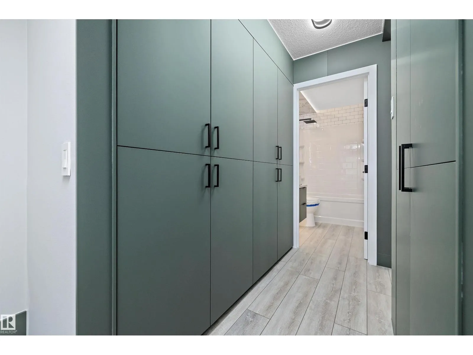 #401 10160 114 ST NW