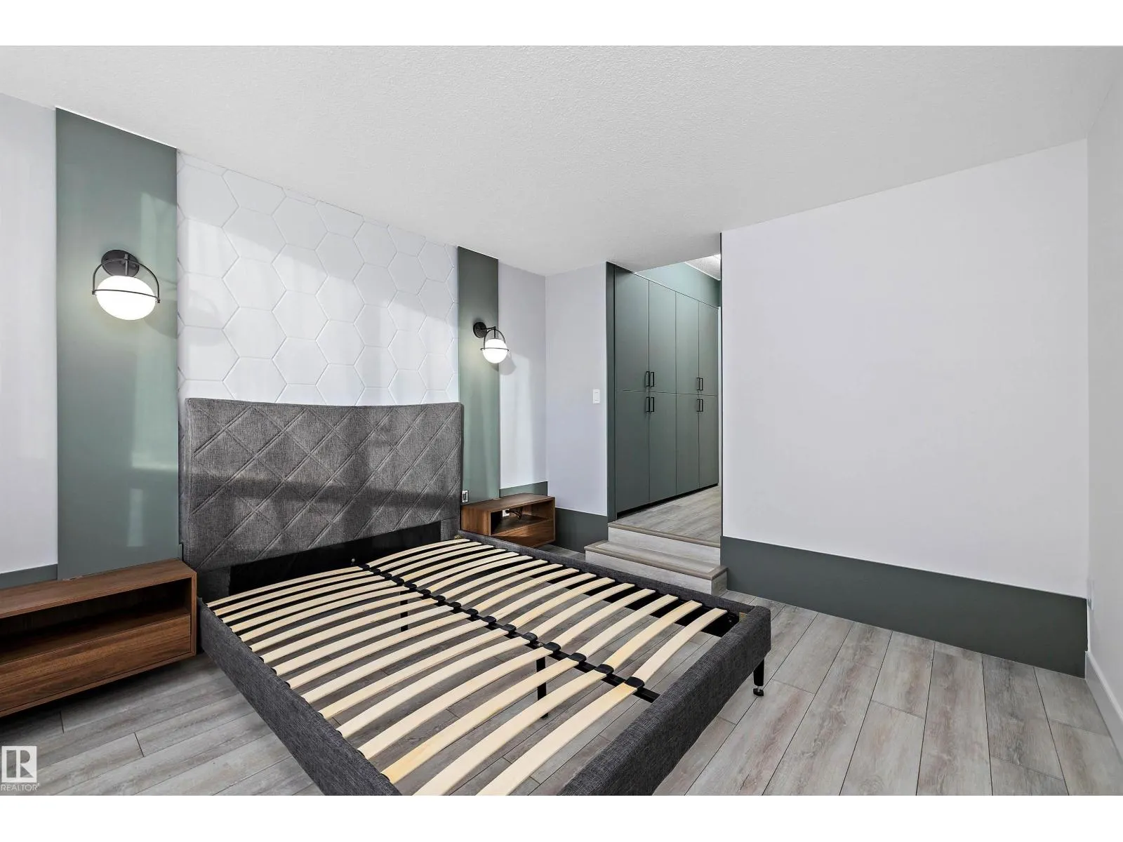 #401 10160 114 ST NW