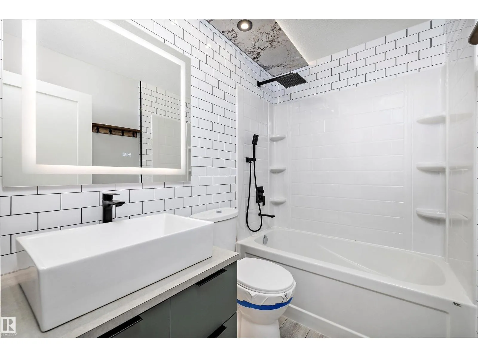 #401 10160 114 ST NW