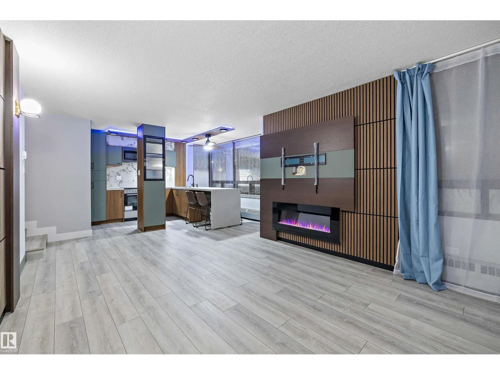 #401 10160 114 ST NW