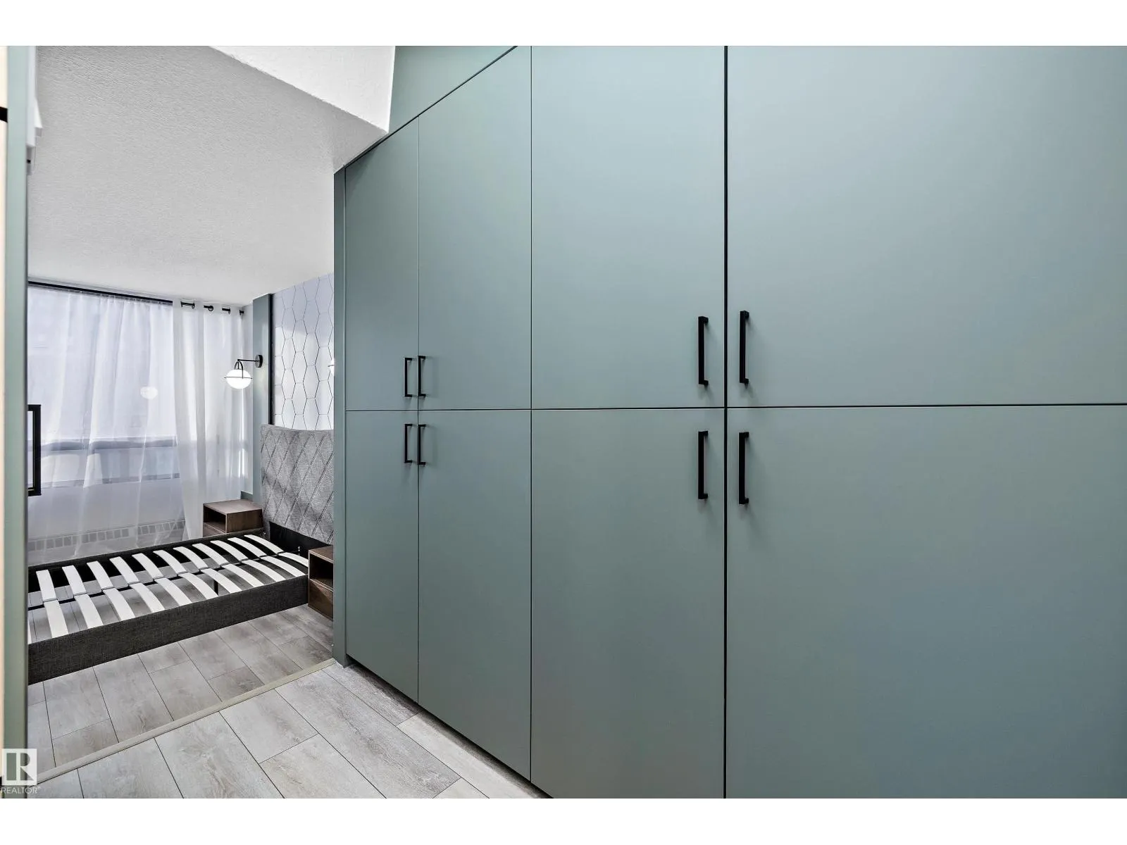 #401 10160 114 ST NW