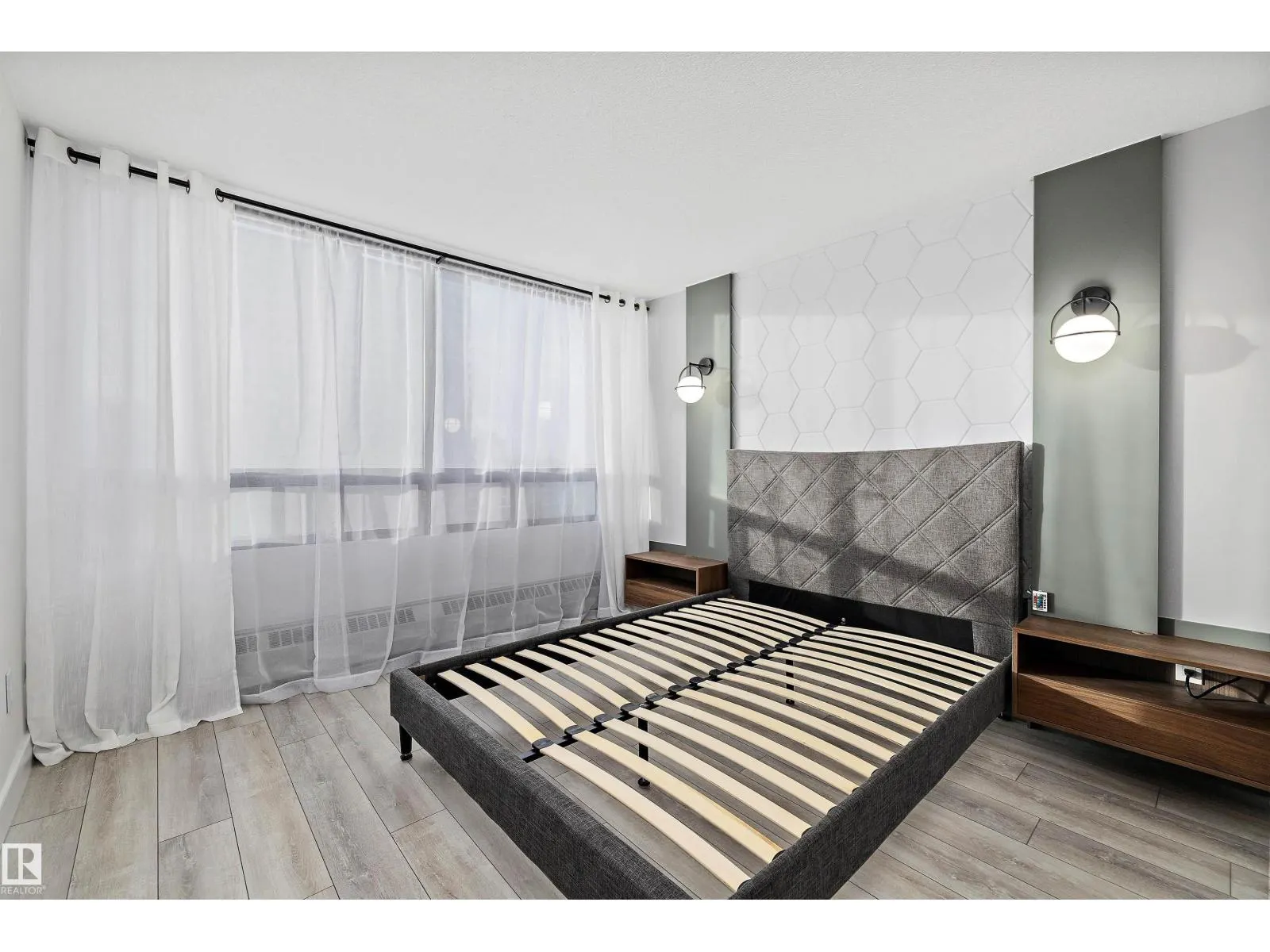 #401 10160 114 ST NW