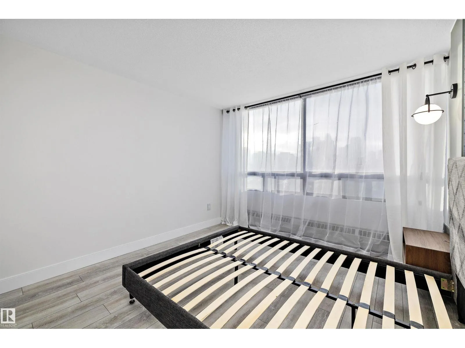 #401 10160 114 ST NW