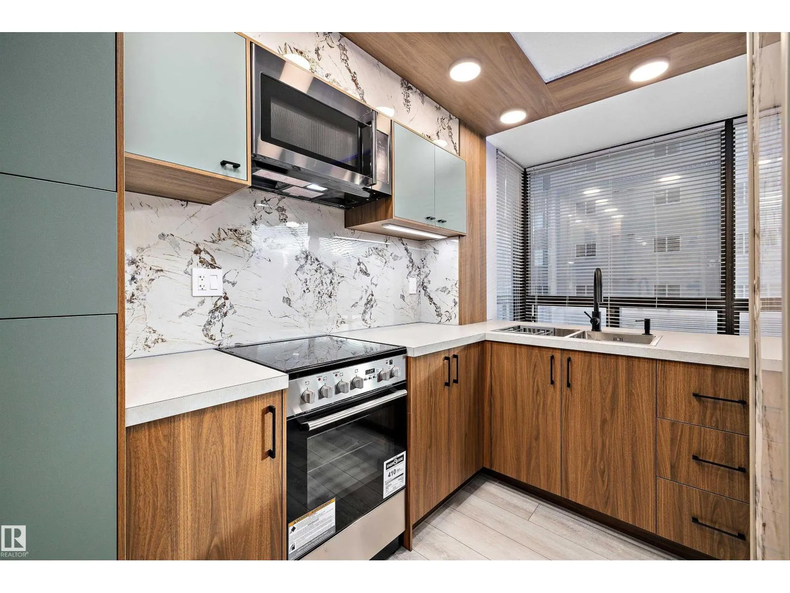 #401 10160 114 ST NW