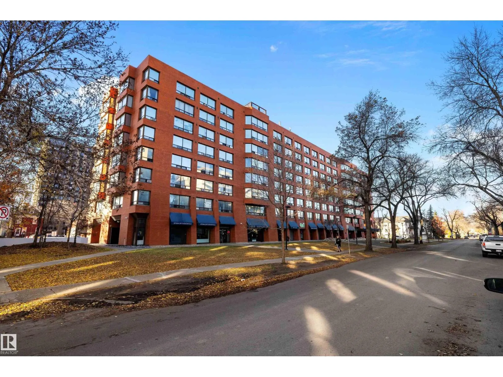 #401 10160 114 ST NW