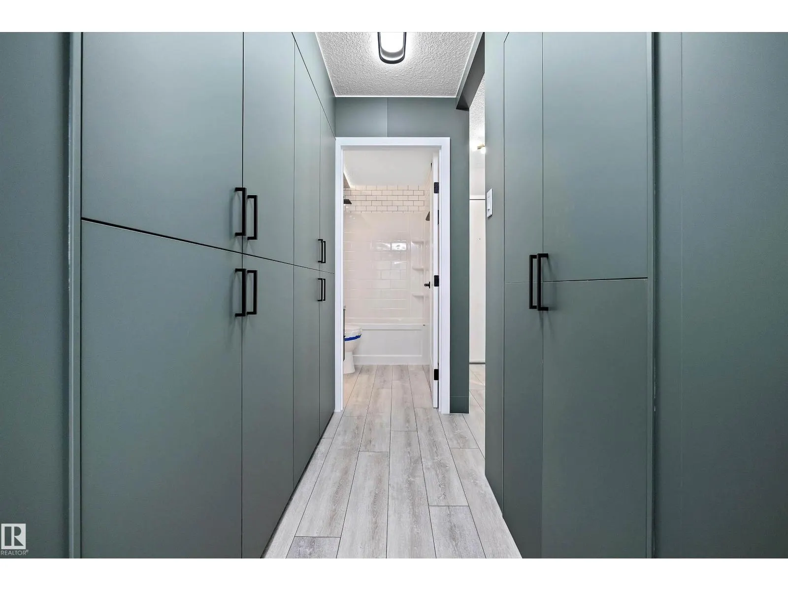 #401 10160 114 ST NW