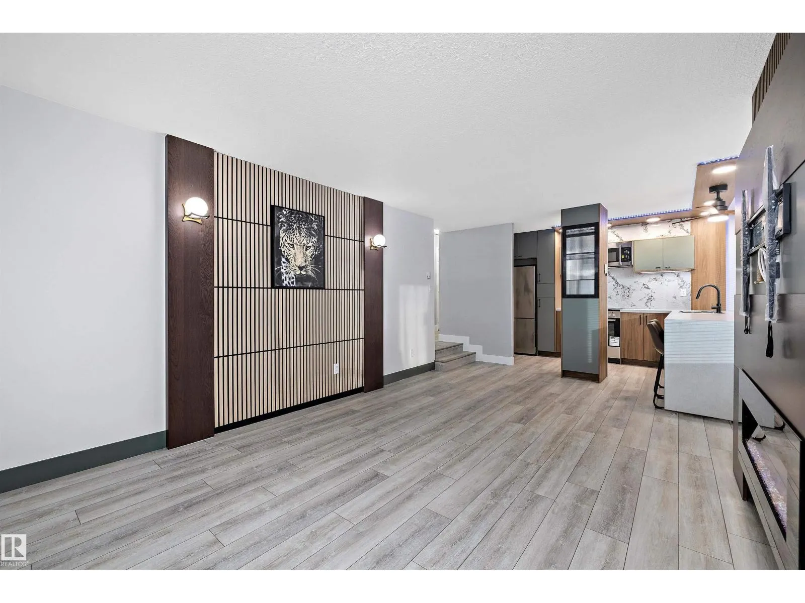 #401 10160 114 ST NW