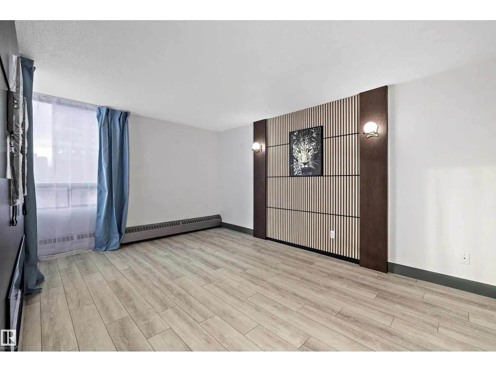 #401 10160 114 ST NW