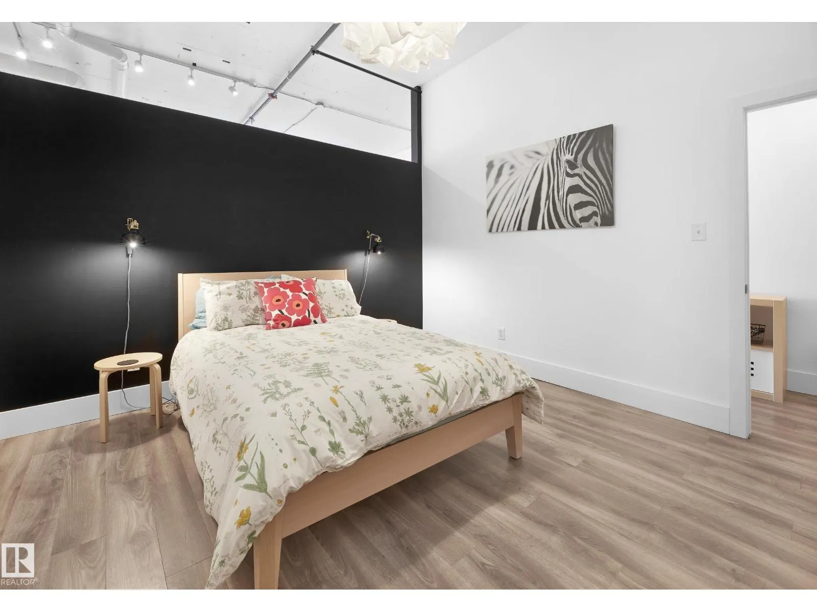 #210 10024 JASPER AV NW