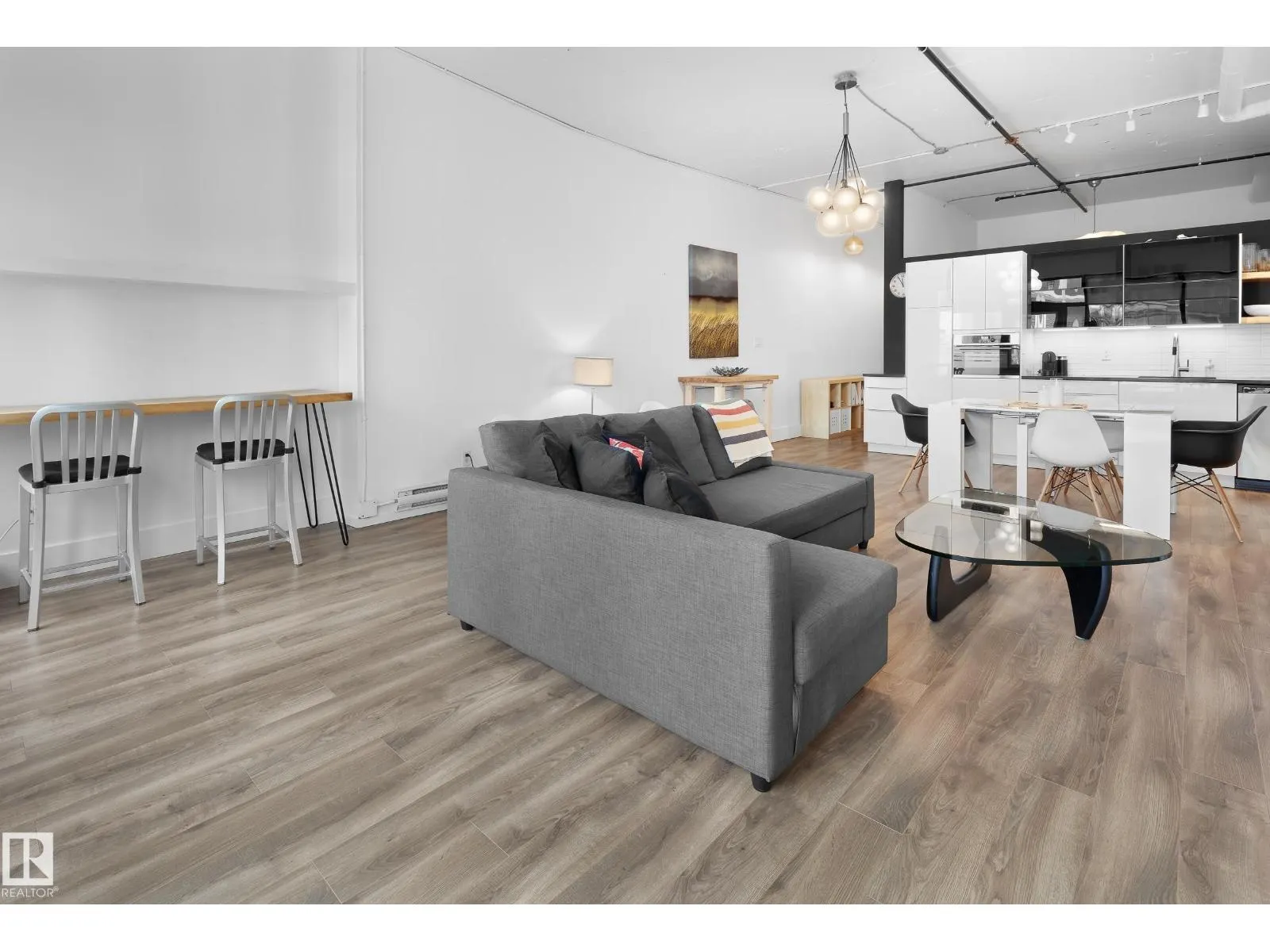 #210 10024 JASPER AV NW