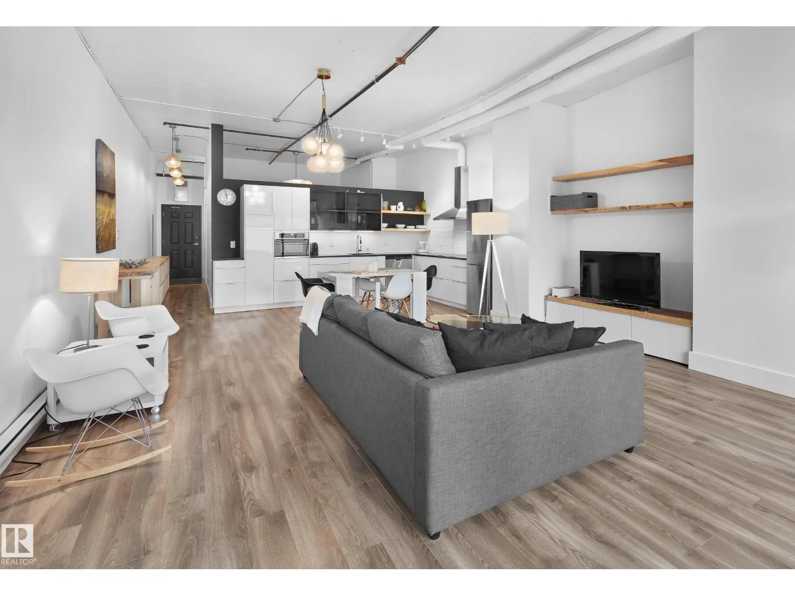 #210 10024 JASPER AV NW