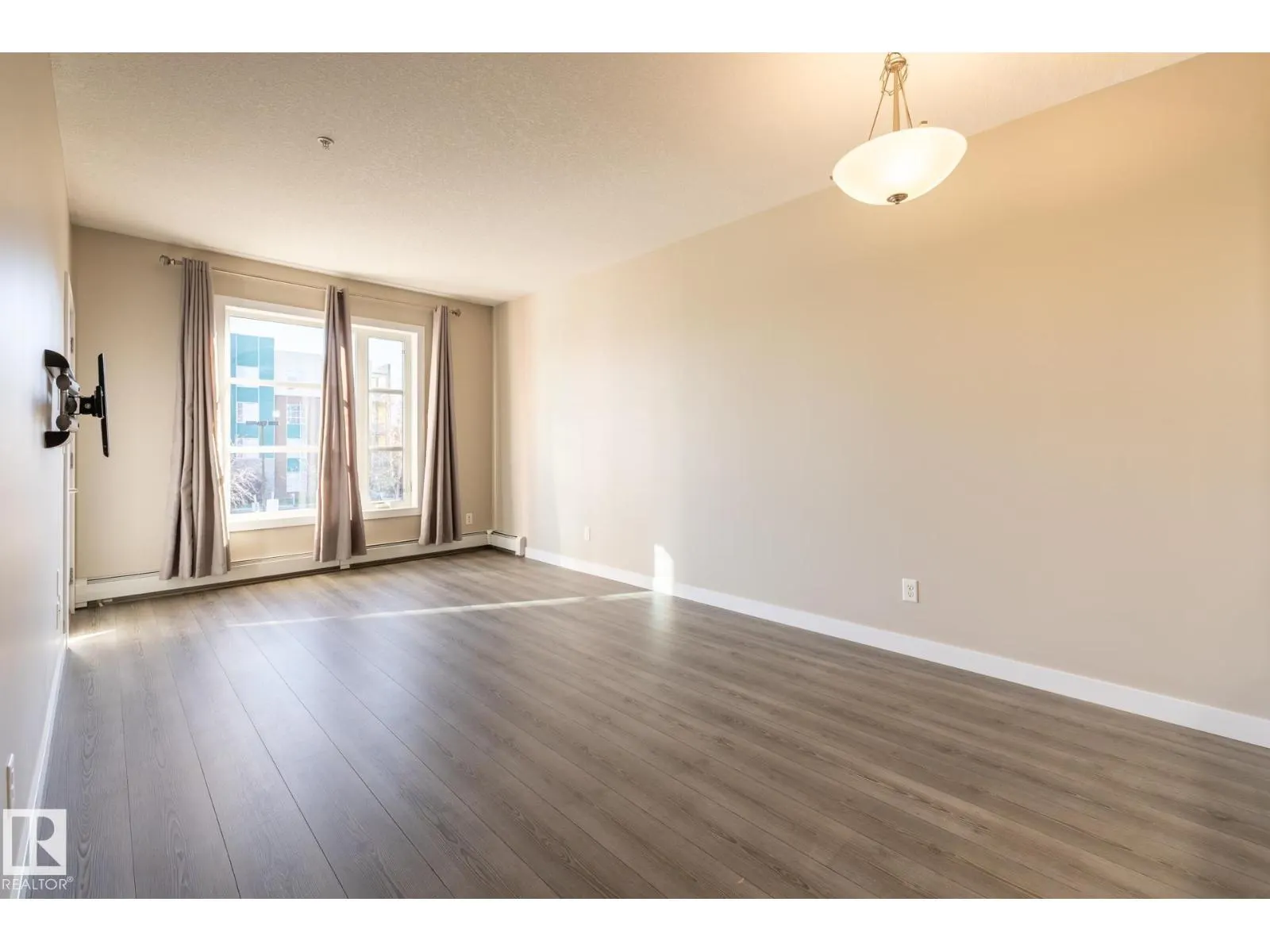 #203 2590 ANDERSON WY SW