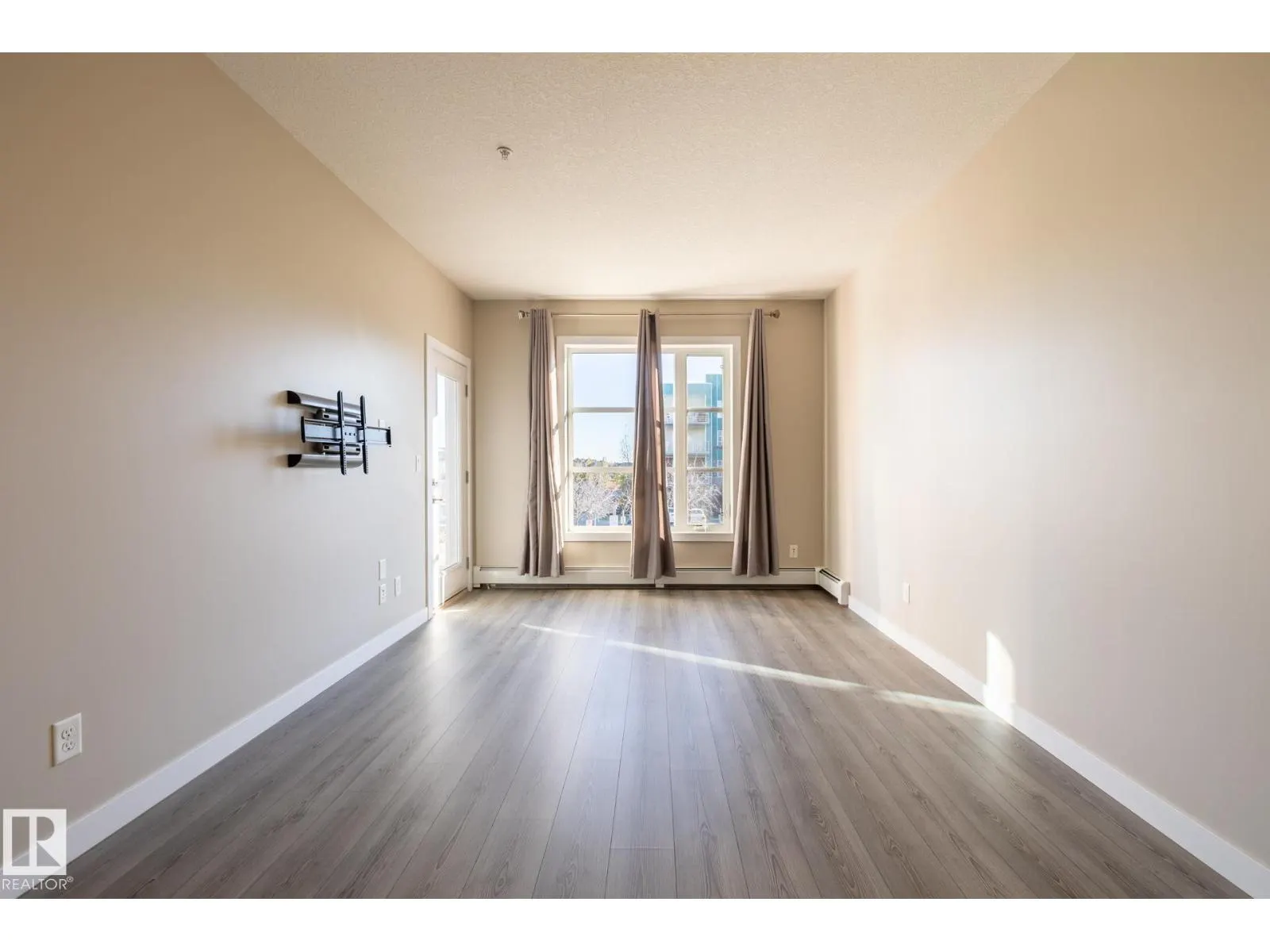 #203 2590 ANDERSON WY SW